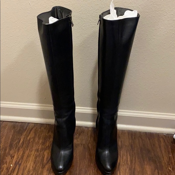 Beautiful Prada Boots - Picture 4 of 15